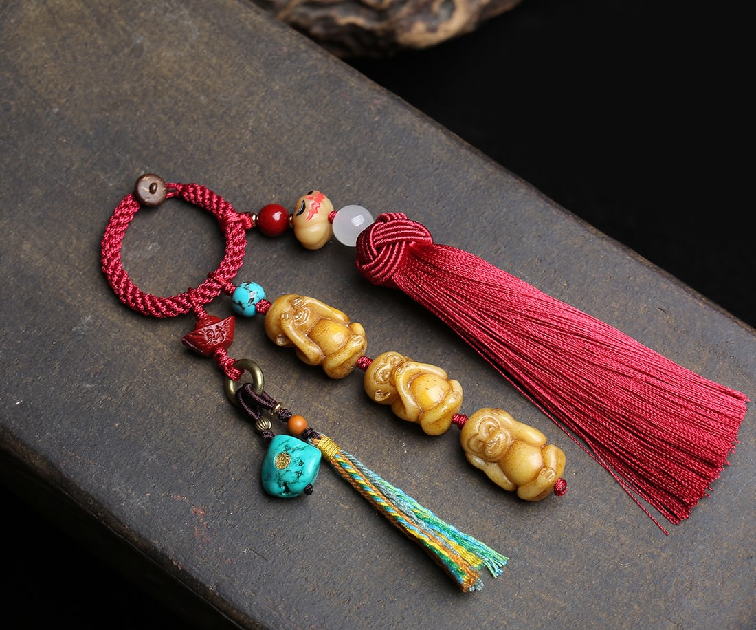 Hand knitting Bone Monkey Pendant: Title: Hand knitting Bone Monkey Pendant Origin: Chinese Date/Period: After2020 Materials: Bone Dimensions: 25x16x12(mm) 0.98x0.63x0.47(inches) Weight 0.08 lbs/36.8g Reserve: $60.00 