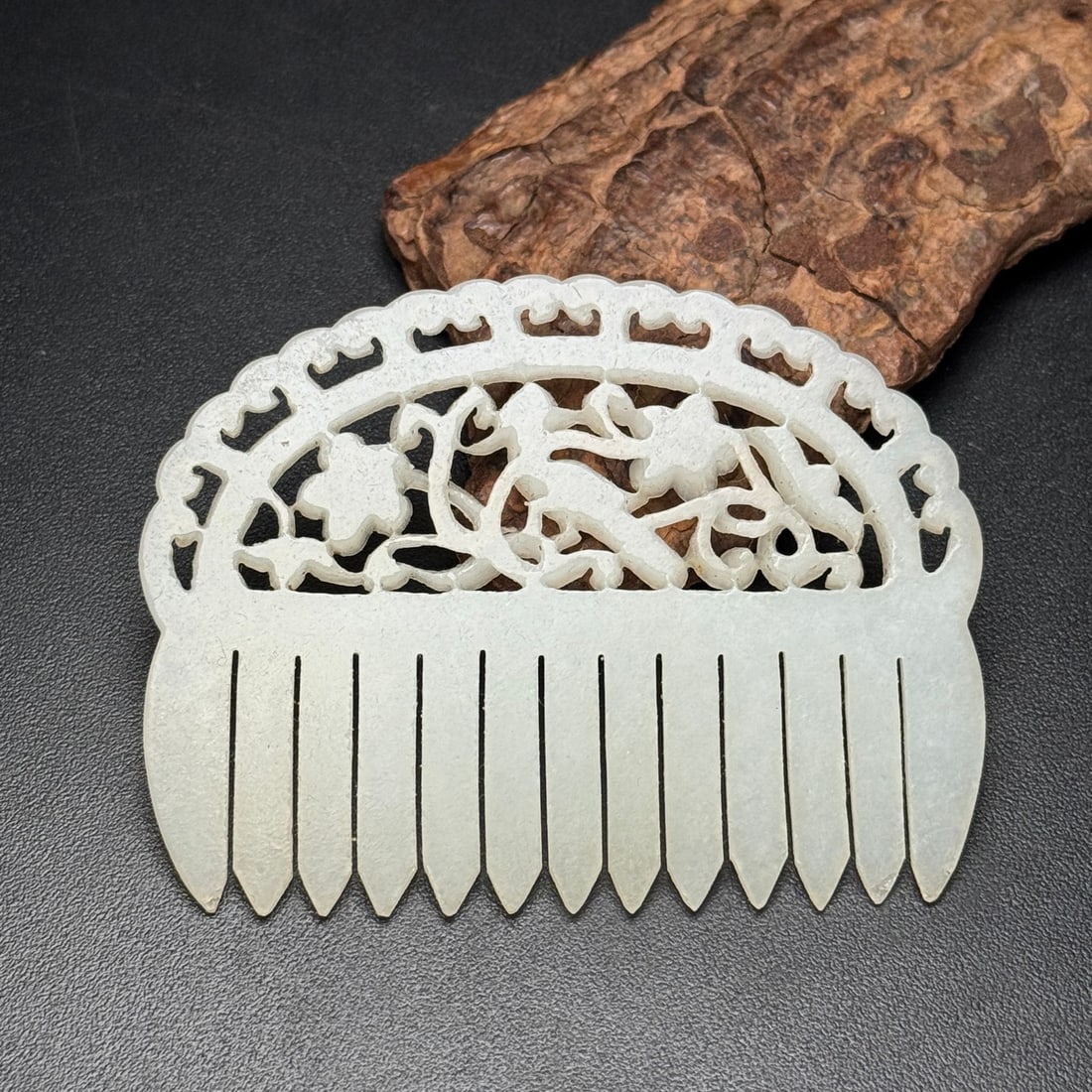 Hetian Jade Comb Magpie Plum Blossom (1 of 9)