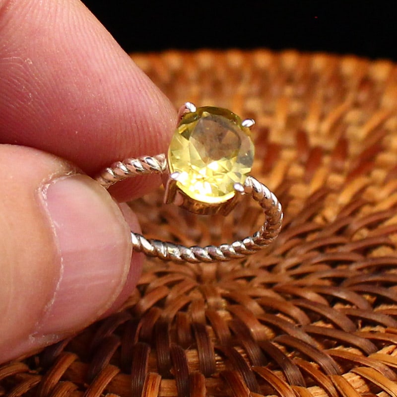 Inside Diameter 17.2mm Silver Inlay Yellow Crystal Ring (US Size:7): Title: Inside Diameter 17.2mm Silver Inlay Yellow Crystal Ring (US Size:7) Origin: Chinese Date/Period: After2020 Materials: Silver,Yellow Crystal Dimensions: 10x8(mm) 0.39x0.31(inches) Weight 0.006 l
