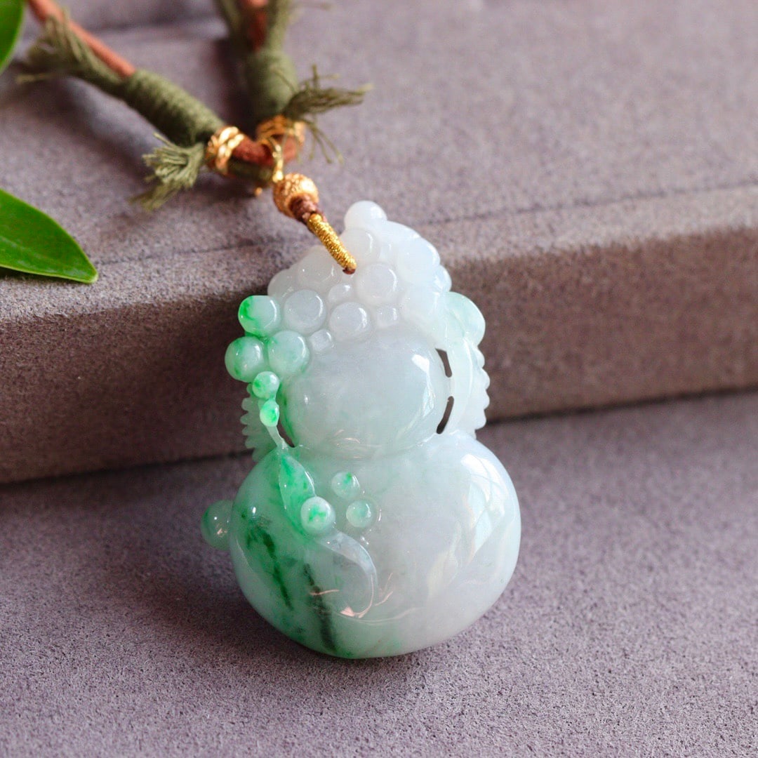Jadeite Gourd Pendant with Certificate: Title: Jadeite Gourd Pendant with Certificate Origin: Chinese Date/Period: After2025 Materials: Jadeite Dimensions: 41.8x26.3x12.3(mm) 1.65x1.04x0.48(inches) Reserve: $268.00 Shipping:Domestic: