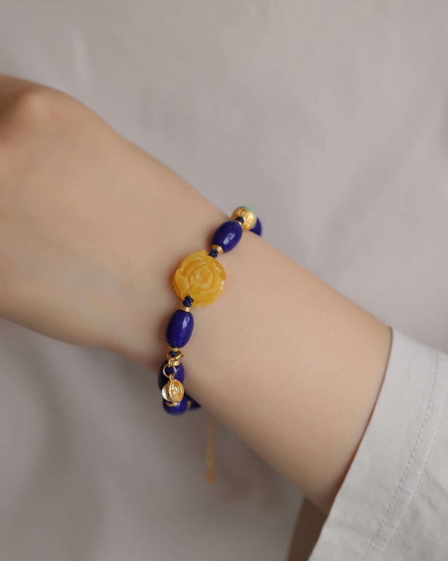 Natural Lapis lazuli & Yellow Beeswax Hand Chain: Title: Natural Lapis lazuli & Yellow Beeswax Hand Chain Origin: Chinese Date/Period: After2025 Materials: Lapis lazuli,Beeswax Dimensions: 8.5(mm) 0.33(inches) Reserve: $220.00 Shipping:Domestic: