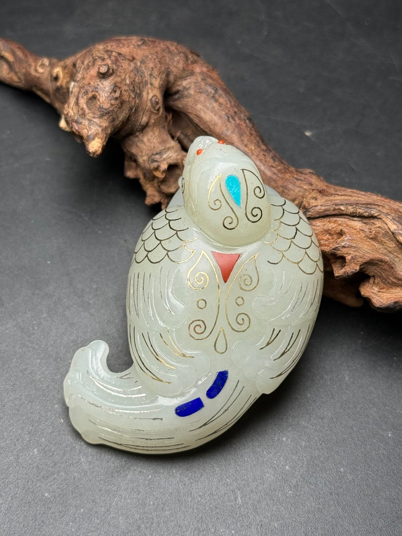 Hetian Jade Inlay Silver Wire, Turquoise,Lapis lazuli Bird Pendant: Title: Hetian Jade Inlay Silver Wire, Turquoise,Lapis lazuli Bird Pendant Origin: Chinese Date/Period: After1900 Materials: Hetian Jade,Silver Wire, Turquoise,Lapis lazuli Dimensions: 71x43x30(mm)