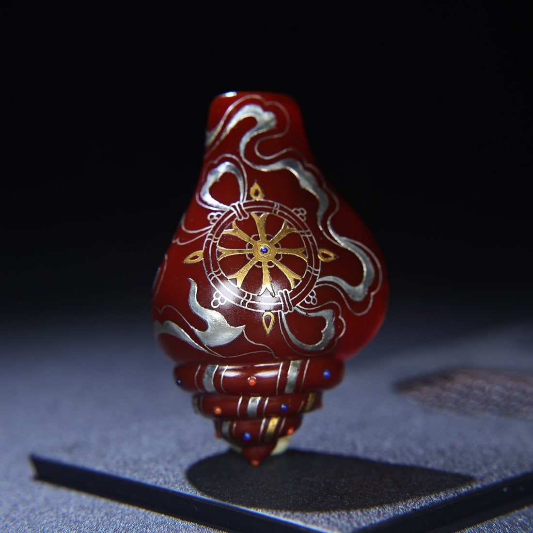 Red Agate Inlay Silver Wire,Gilt Wire,Gem Conch Statue: Title: Red Agate Inlay Silver Wire,Gilt Wire,Gem Conch Statue Origin: Chinese Date/Period: After1880 Materials: Red Agate,Silver Wire,Gilt Wire,Gem Dimensions: 91x58x43(mm) 3.58x2.28x1.69(inches) Weig