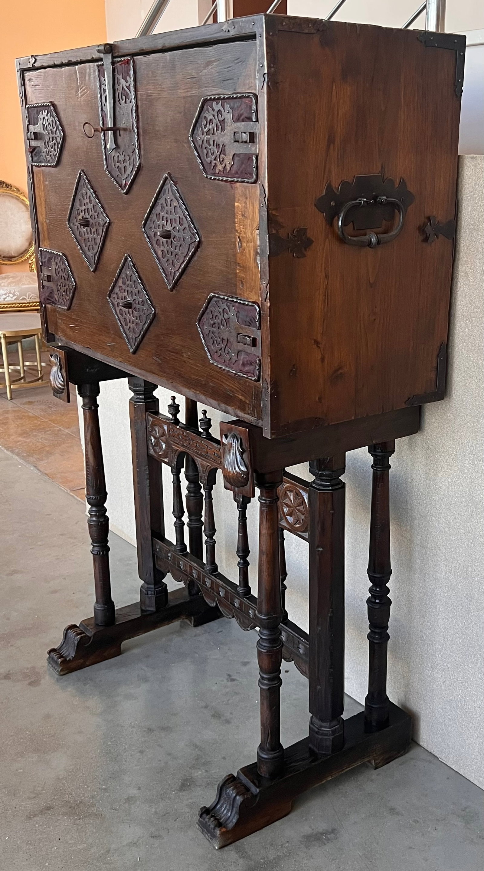 17th Spanish Walnut Cabinet on Stand, Desk, Original "˜BargueÃ±o' - 3
