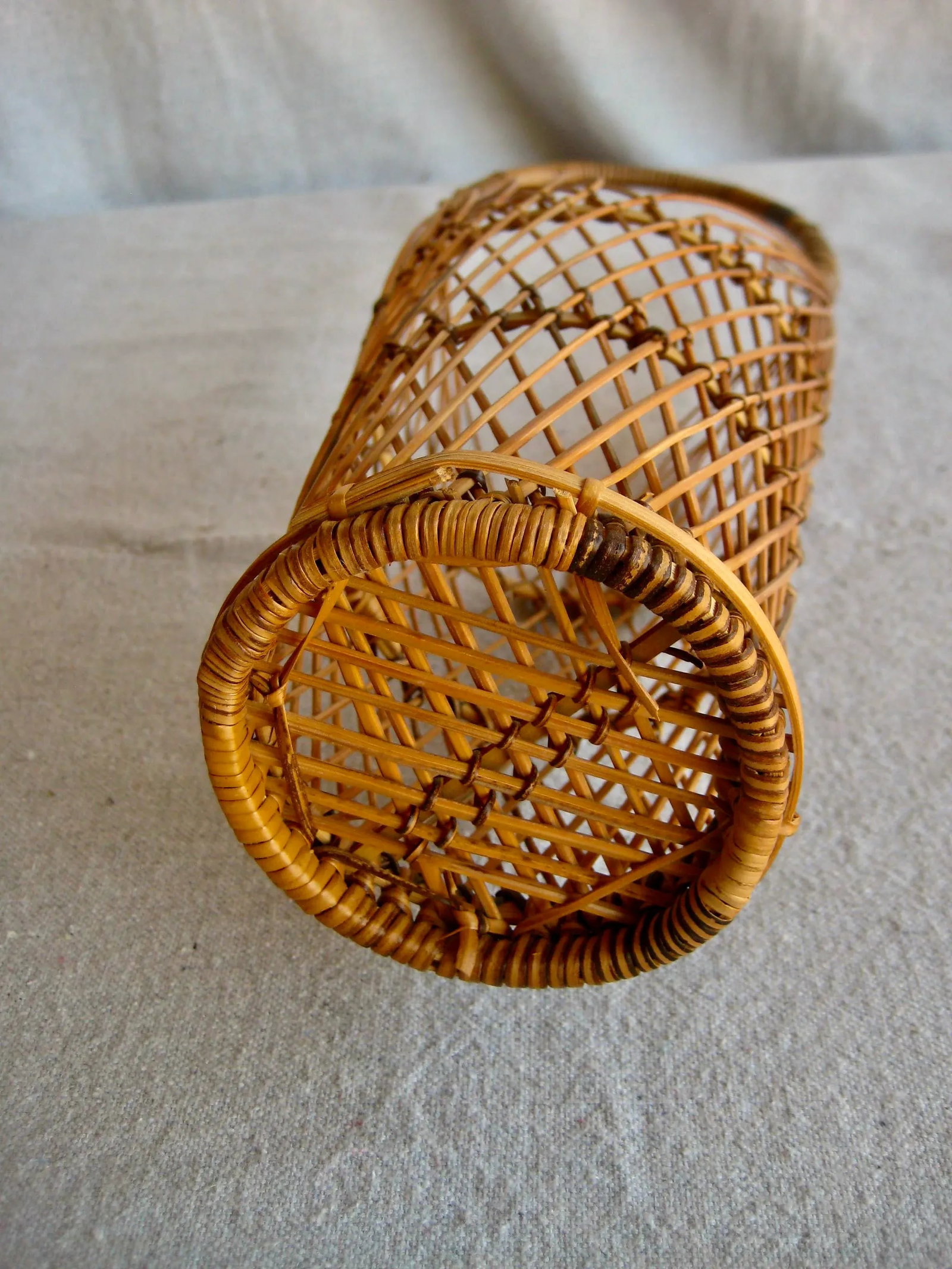1960s Mid Century Modern Wicker Wine Bottle Carrier - 7