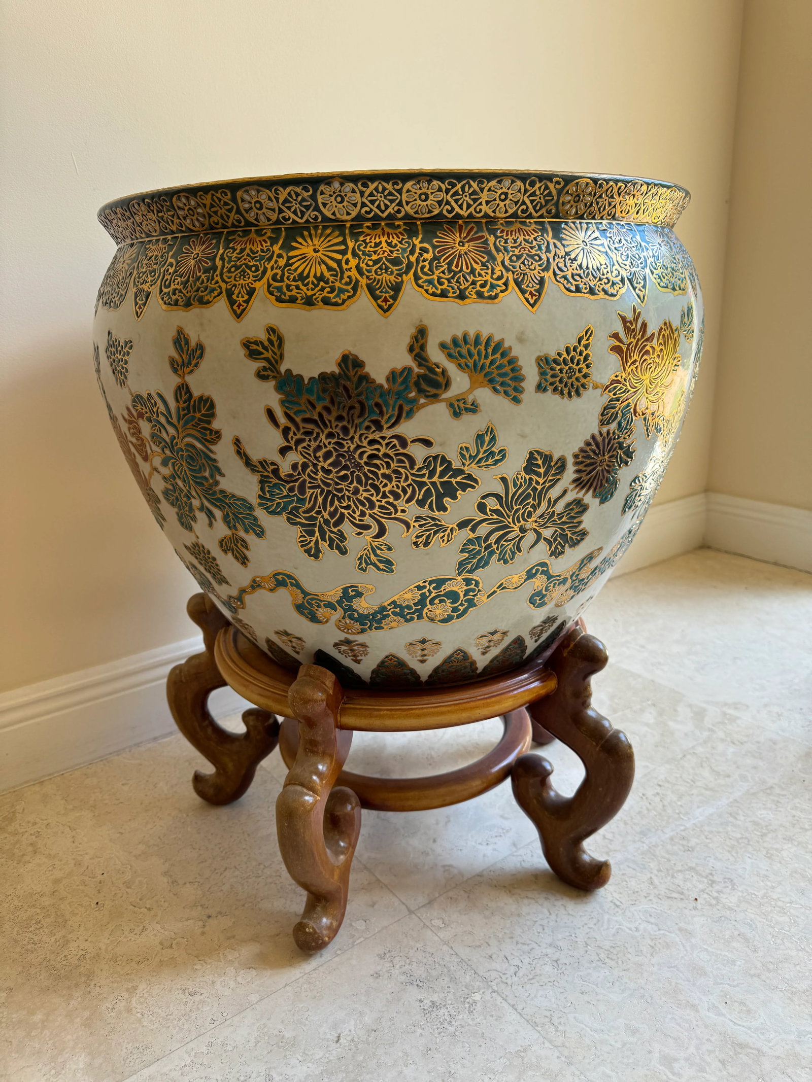 1980s Large Vintage Ceramic Chinese Fish Bowl/Jardiniere Planter With a Coral and Flower Motif, Stan - 2