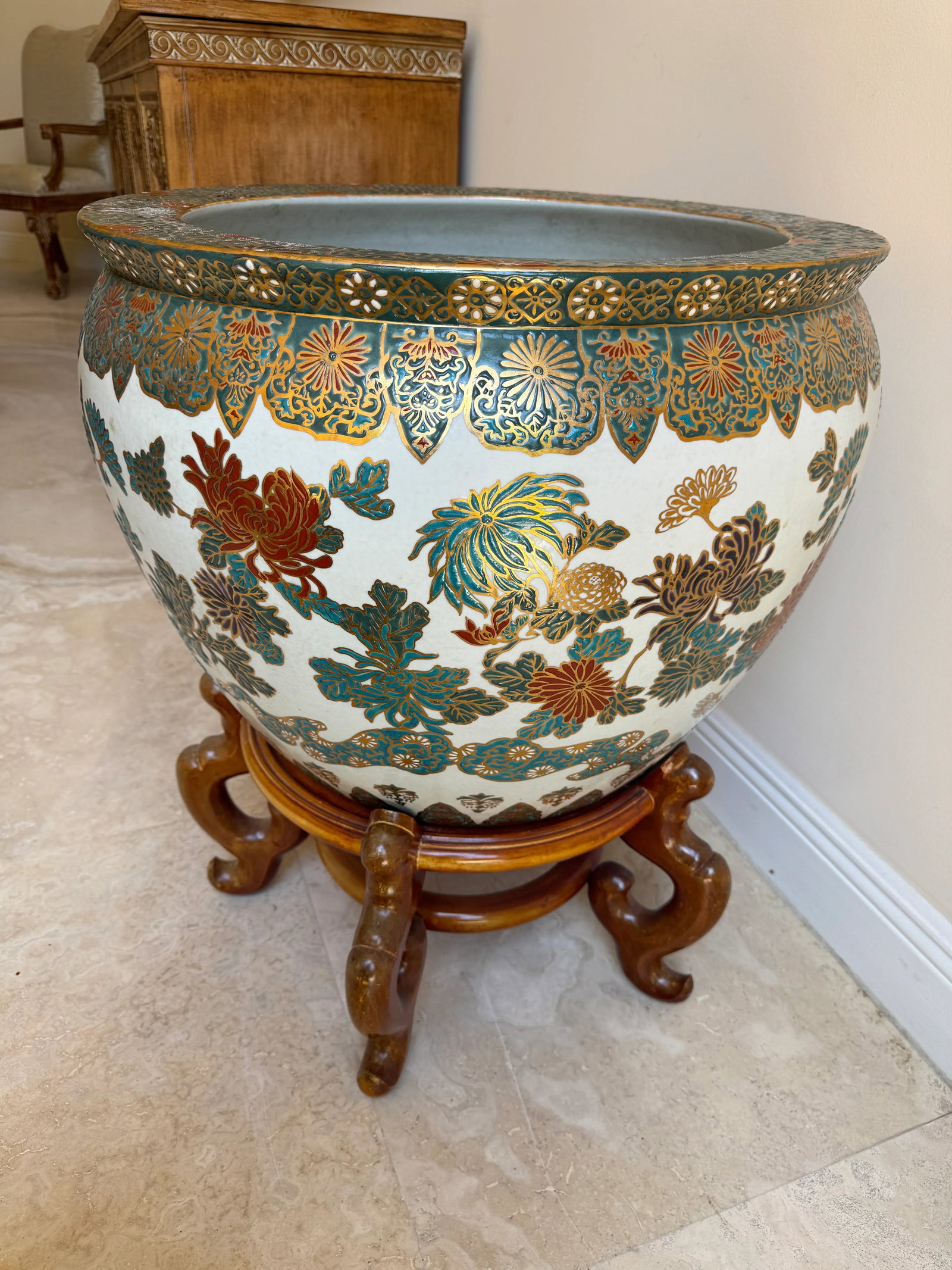 1980s Large Vintage Ceramic Chinese Fish Bowl/Jardiniere Planter With a Coral and Flower Motif, Stan - 4