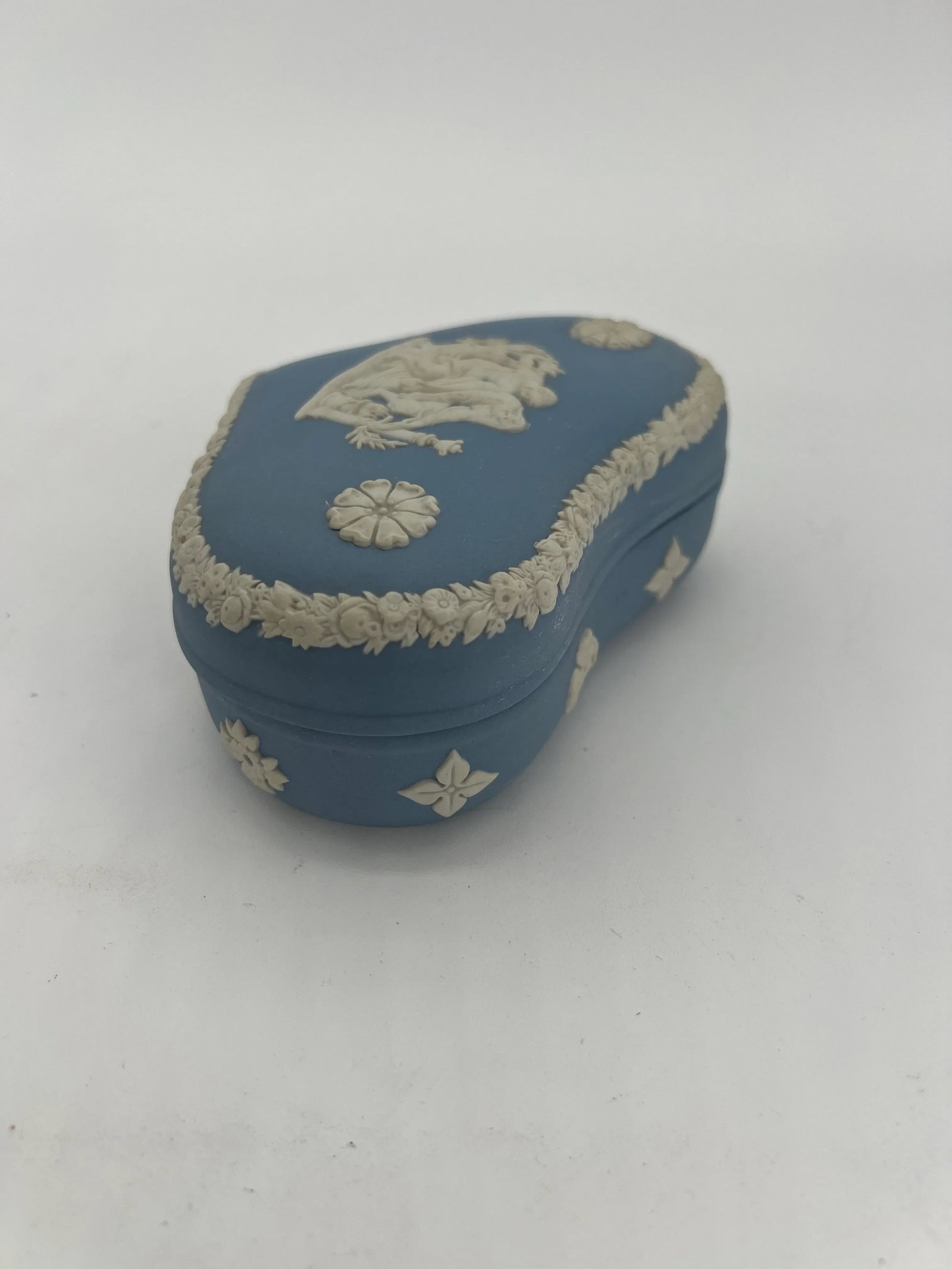 Vintage Wedgewood Jasperware Blue Heart Shaped Box - 4