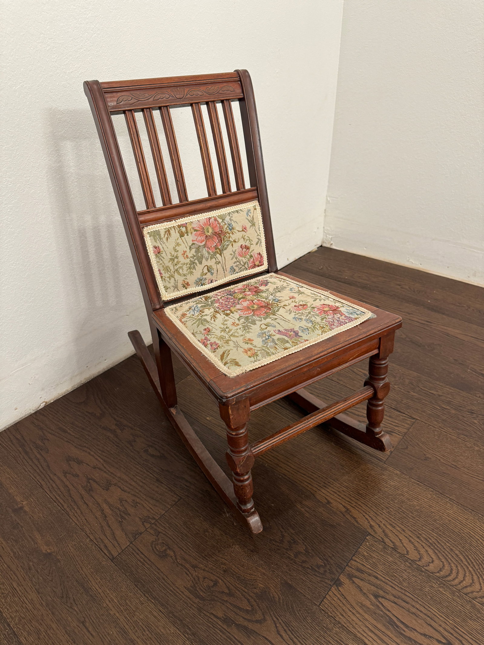 Early 20th Century Antique Victorian Rocking Chair With Floral Fabric - 2