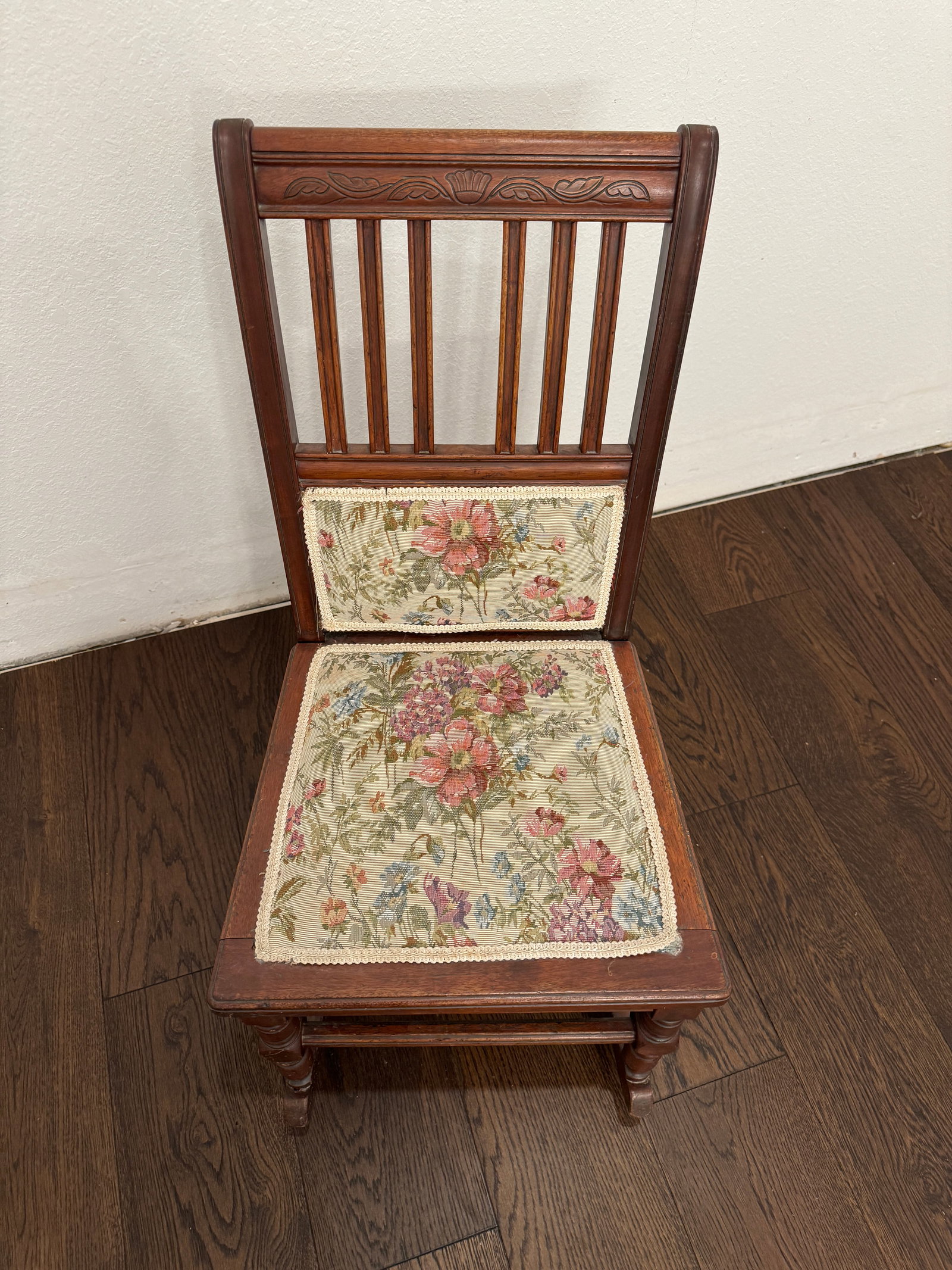 Early 20th Century Antique Victorian Rocking Chair With Floral Fabric - 4