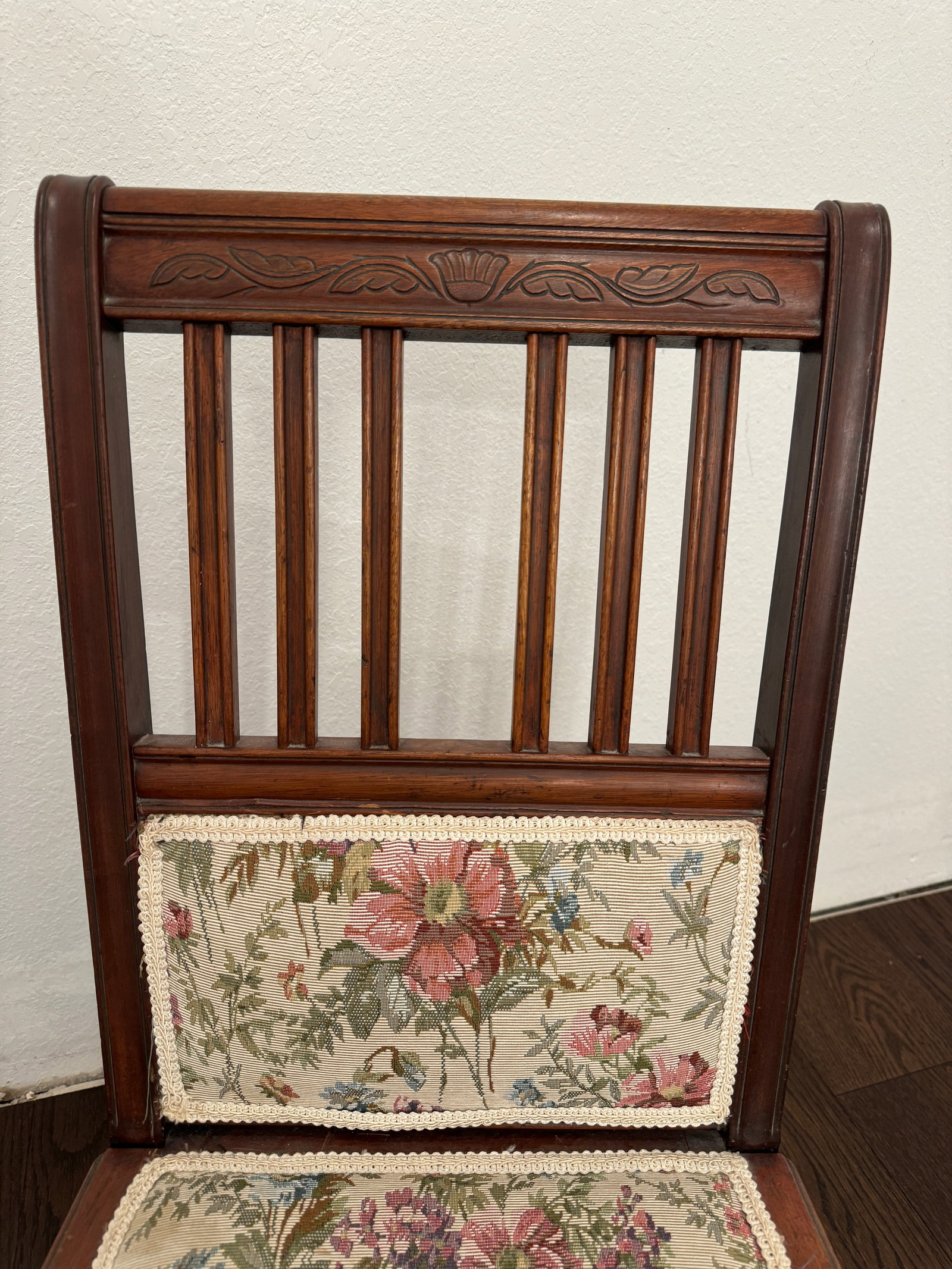 Early 20th Century Antique Victorian Rocking Chair With Floral Fabric - 5