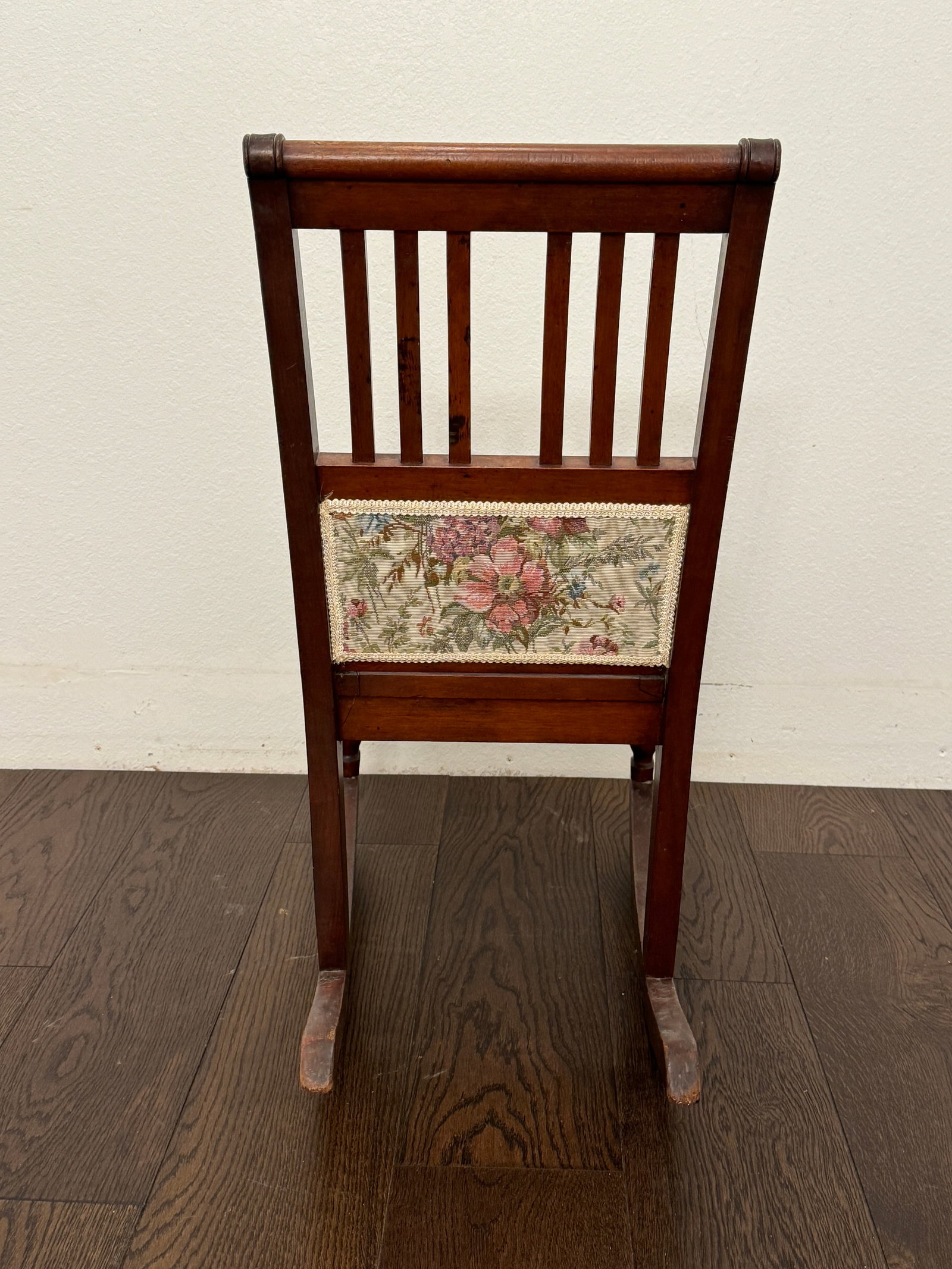 Early 20th Century Antique Victorian Rocking Chair With Floral Fabric - 7