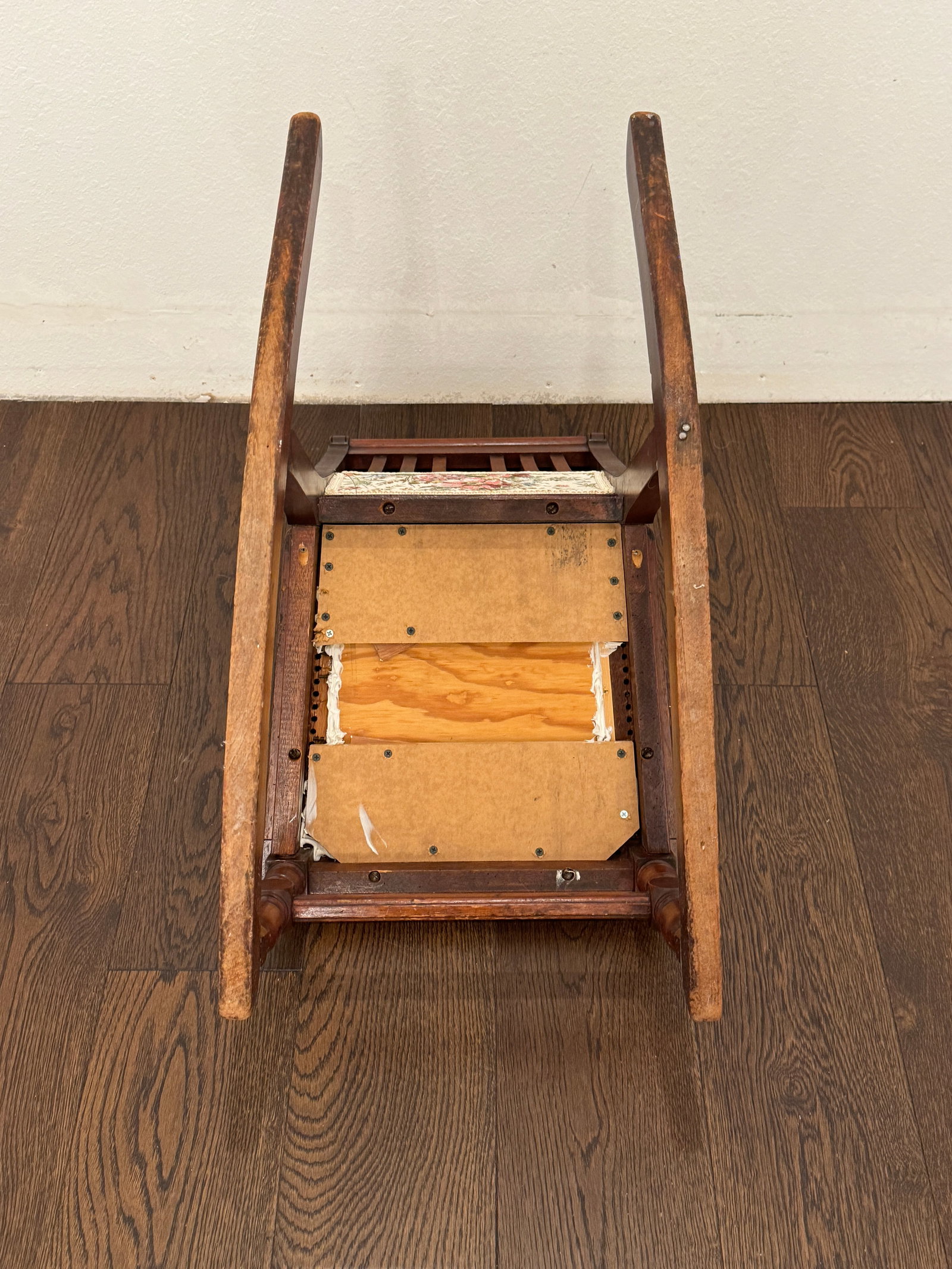 Early 20th Century Antique Victorian Rocking Chair With Floral Fabric - 9