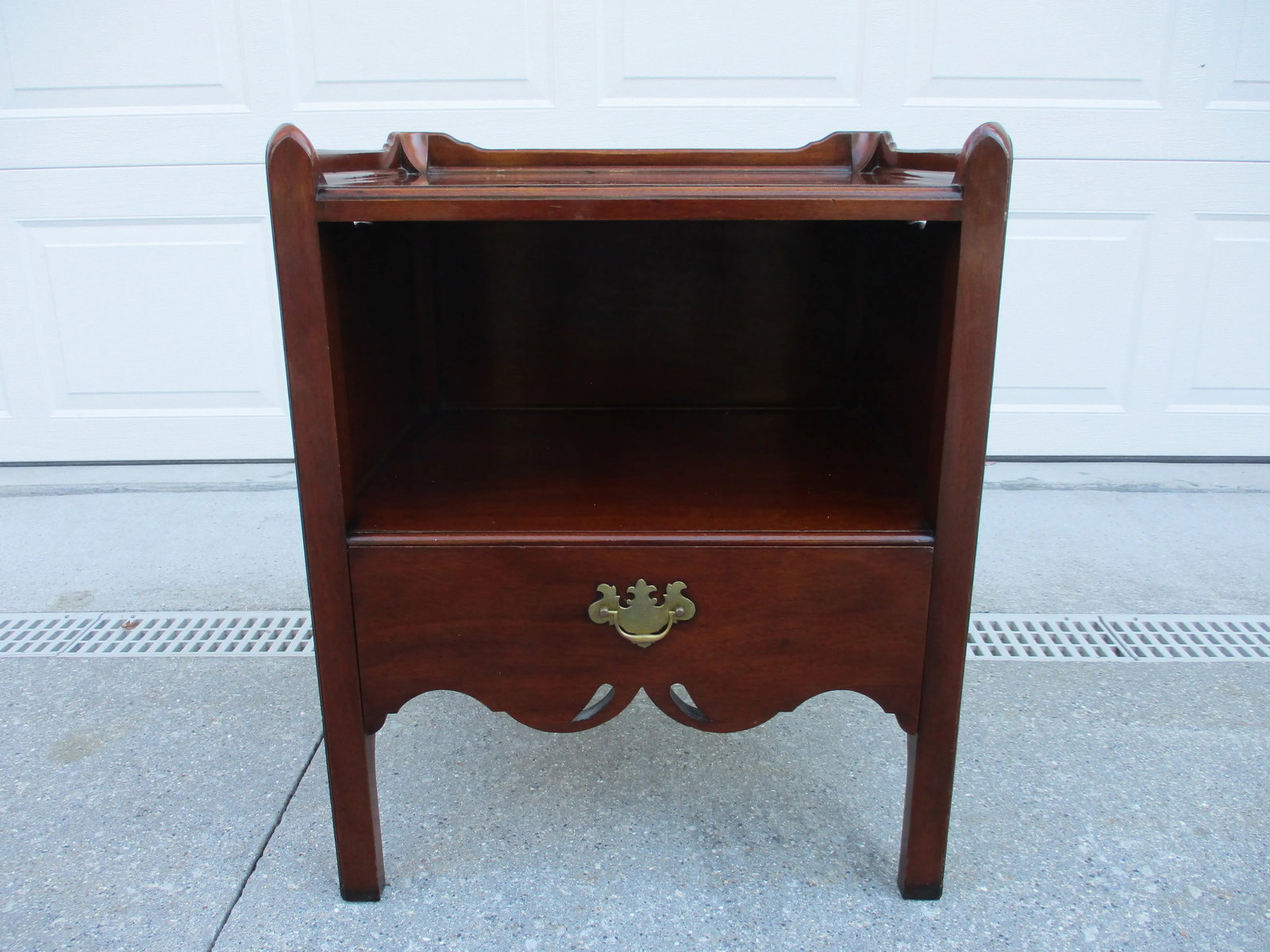 Georgian Mahogany Bedside Table or Nightstand - 2
