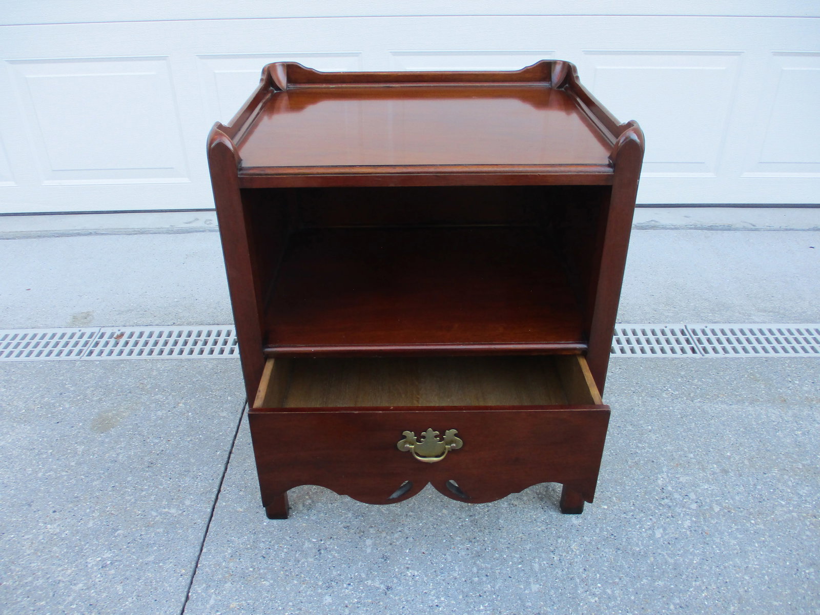 Georgian Mahogany Bedside Table or Nightstand - 7