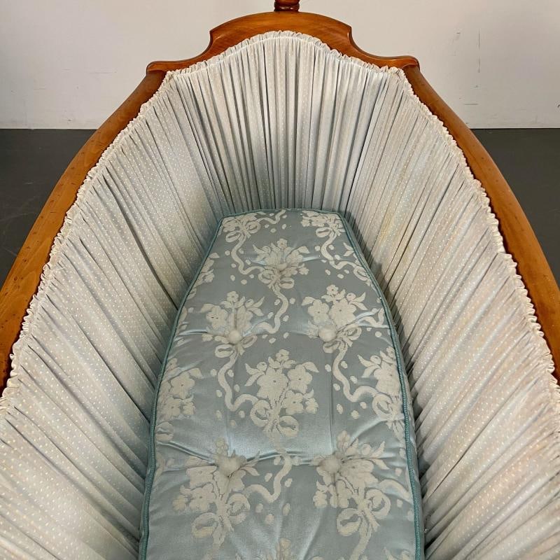 French Spindled 19th Century Walnut Decorative Cradle, Swan Motif - 10