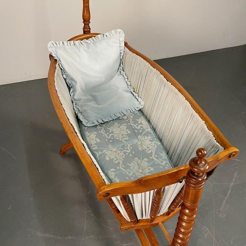 French Spindled 19th Century Walnut Decorative Cradle, Swan Motif - 7