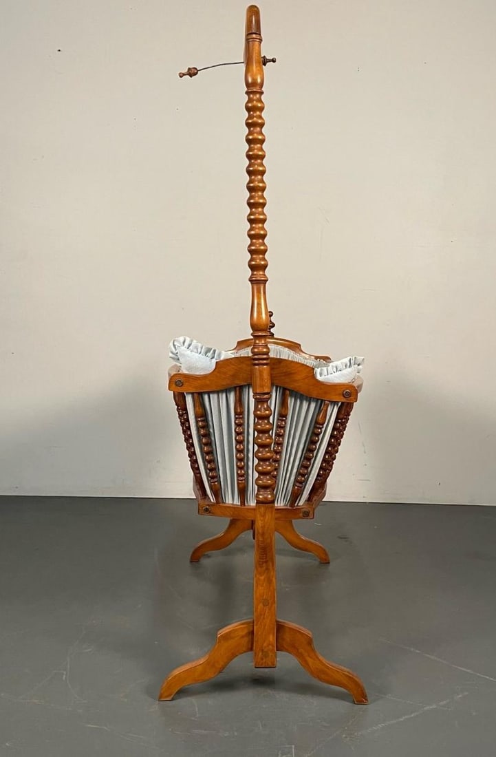 French Spindled 19th Century Walnut Decorative Cradle, Swan Motif - 9