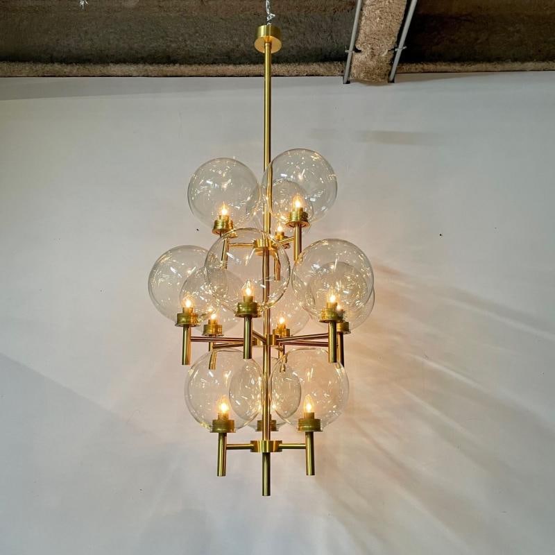 Pair of Monumental Mid-Century Modern Style Chandeliers in Amber Glass and Brass - 2