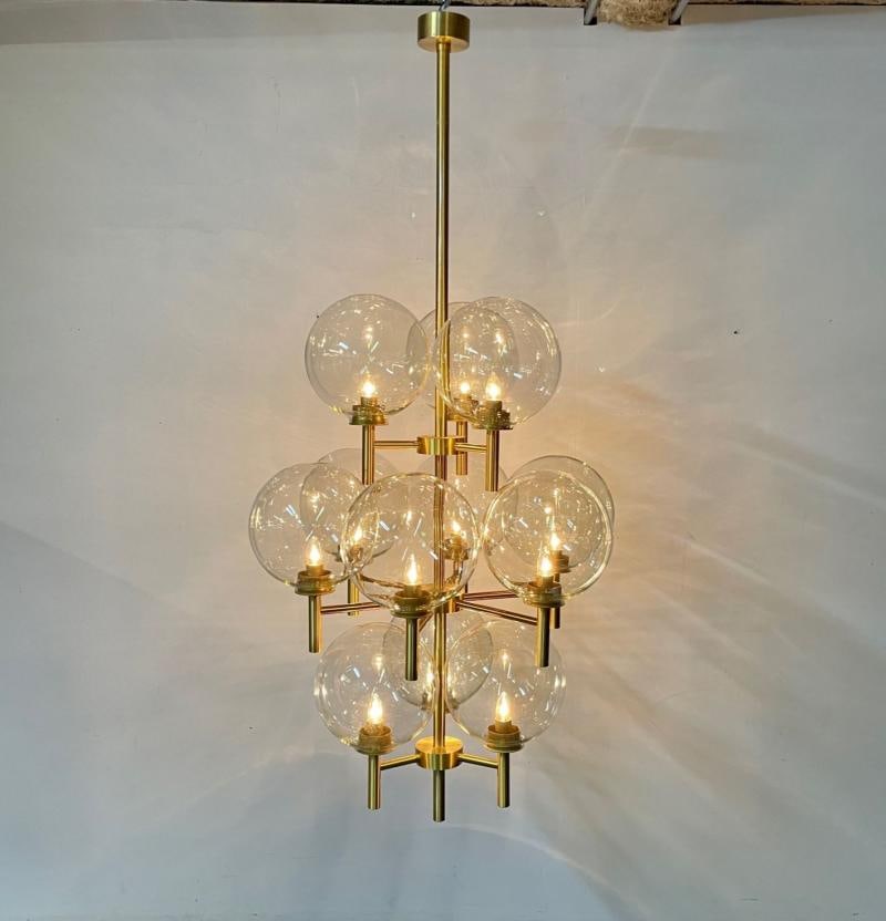 Pair of Monumental Mid-Century Modern Style Chandeliers in Amber Glass and Brass - 4