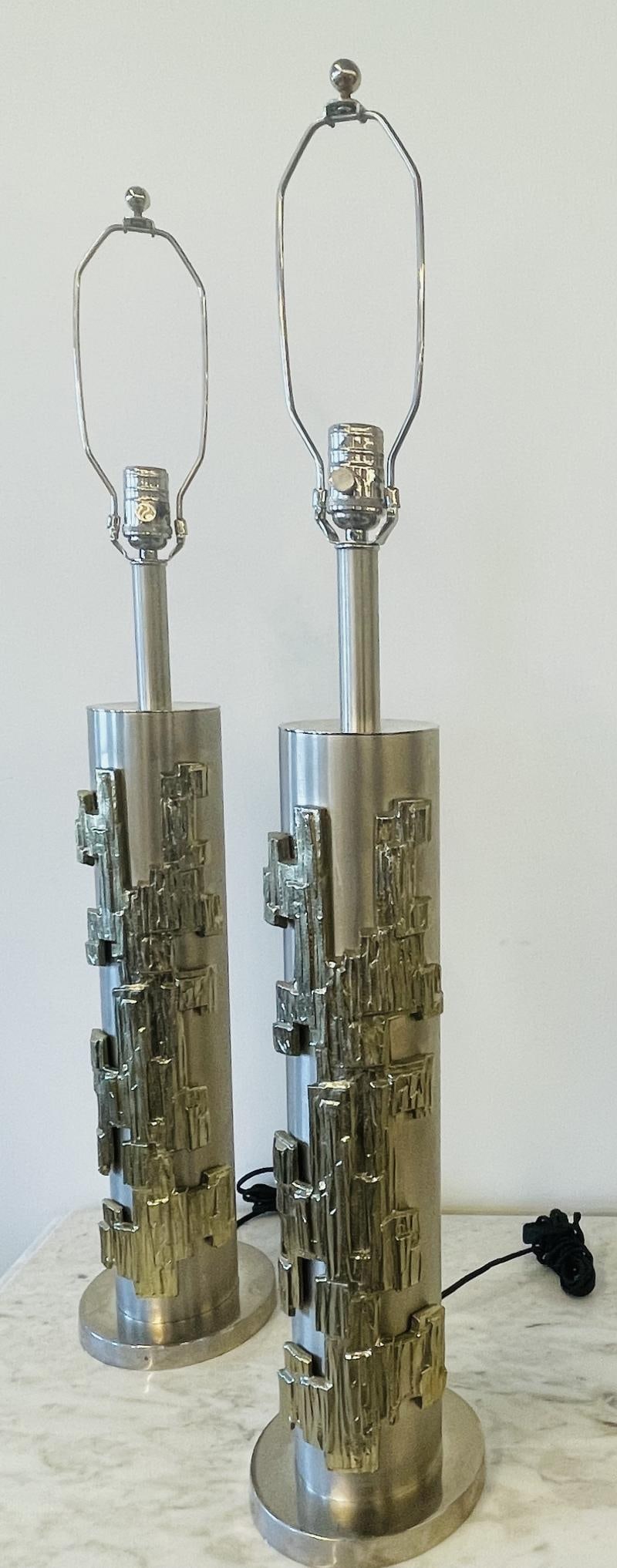 A Pair of Modernist Table Lamps, Brushed Nickel and Sculptural Metal, 1970s - 11