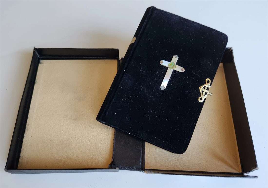 1900s GERMAN HYMNAL antique VELVET BINDING w/ MOTHER OF PEARL DECORATION: Title: 1900s GERMAN HYMNAL antique VELVET BINDING w/ MOTHER OF PEARL DECORATION Description: GERMAN HYMNAL EVANGELISCHES GESANGBUCH (Evangelical Hymnal) Berlin; n.d. (c. 1900s) Size: 3 1/2 by 5 1/4 in