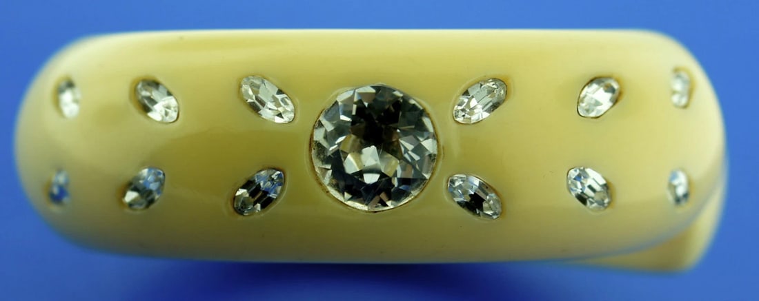 EXTRAVAGANT! COSTUME BAKELITE CUFF BANGLE BRACELET WITH GLASS INSERTS C. 1950 (1 of 12)