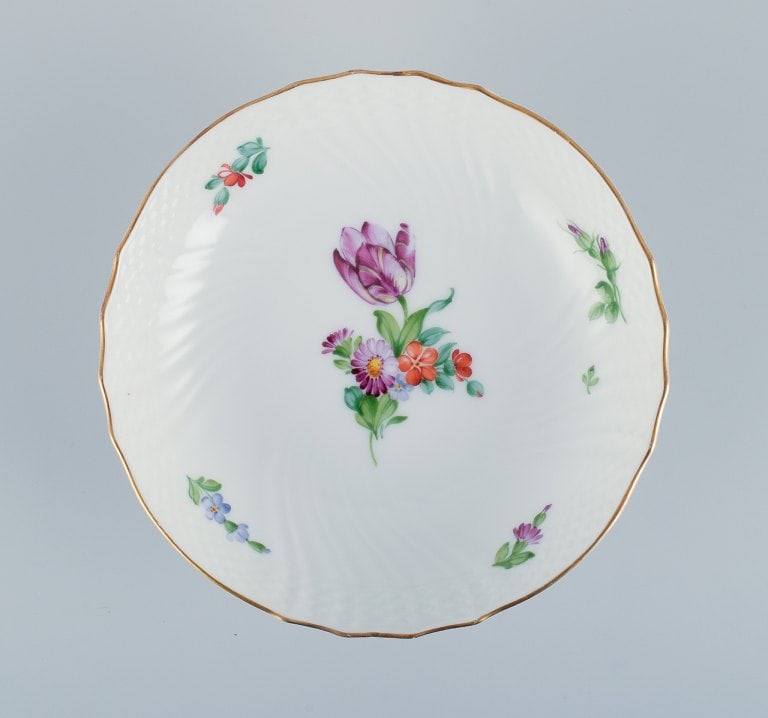 Royal Copenhagen, Saxon Flower, centrepiece hand-decorated with polychrome flowers and gold rim. - 2