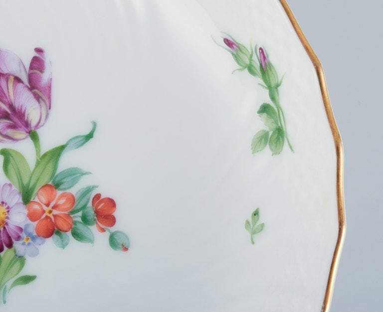 Royal Copenhagen, Saxon Flower, centrepiece hand-decorated with polychrome flowers and gold rim. - 4