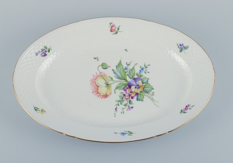 Bing & Grøndahl, Saxon Flower, large oval serving platter. Hand-painated.: Bing & Grøndahl, Saxon Flower, large oval serving platter. Hand-painted. Approx. 1920/30s. Model number 15. Marked. First factory quality. In perfect condition. Dimensions: L 41.0 cm. x W 28.7 cm