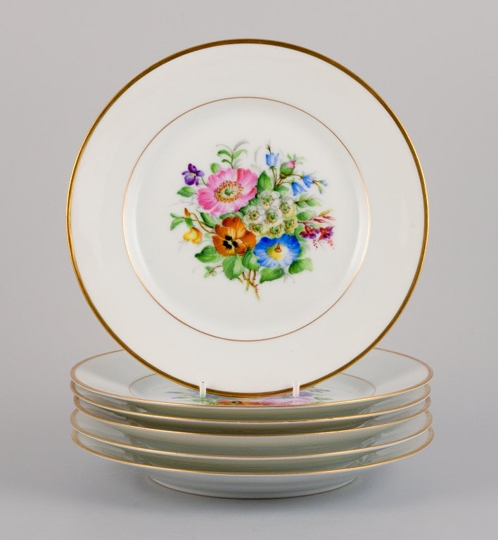 Bing & Grøndahl, six porcelain lunch plates hand-painted with polychrome flowers and gold: Bing & Grøndahl, six porcelain lunch plates hand-painted with polychrome flowers and gold decoration. Approx. 1920/30s. In excellent. condition. Marked. First factory quality. Dimensions: D 21.0