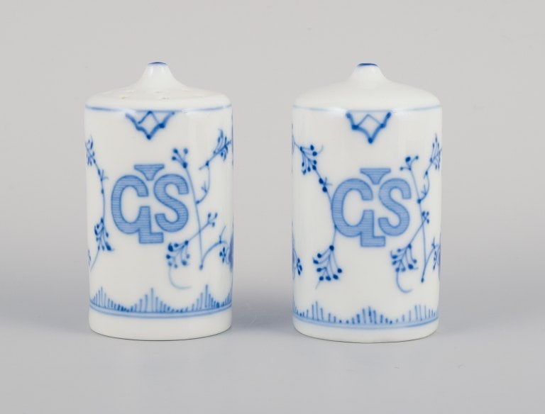 Bing & Grondahl, a pair of salt shakers, Blue Fluted Plain.: Bing & Grondahl, a pair of salt shakers, Blue Fluted Plain. Hand painted with monogram in decoration. 1920/30s. Marked. First factory quality. In perfect condition. Dimensions: H 6.8 x D 4.5 cm. 