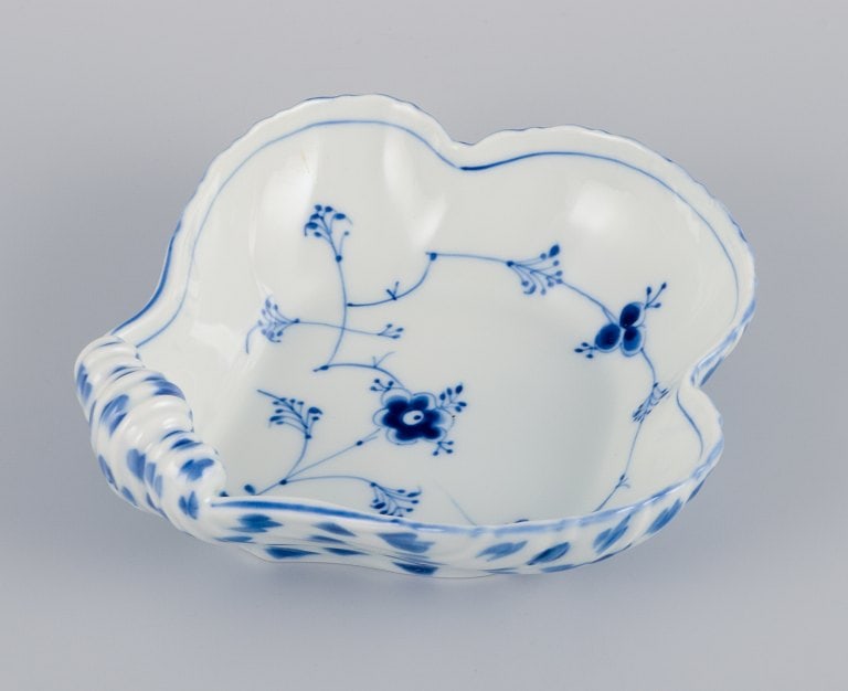 Bing & Grondahl, Denmark, Blue Fluted, hand-painted mussel-shaped bowl.: Bing & Grondahl, Denmark, Blue Fluted, hand-painted mussel-shaped bowl. Approx. 1930. In excellent condition. Second factory quality. Marked. Dimensions: L 16.5 x D 17.0 x H 4.5 cm. Reserve: 