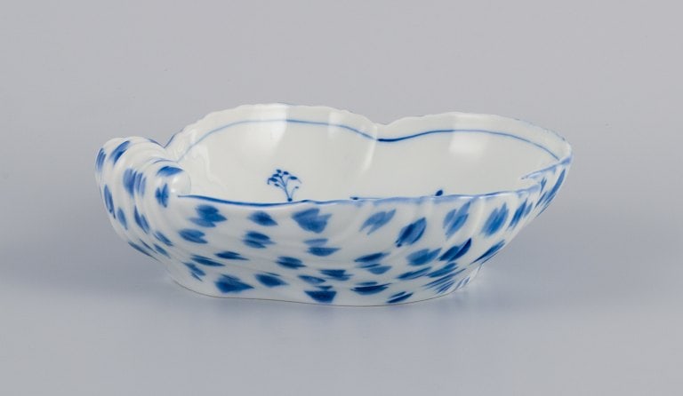 Bing & Grondahl, Denmark, Blue Fluted, hand-painted mussel-shaped bowl. - 2