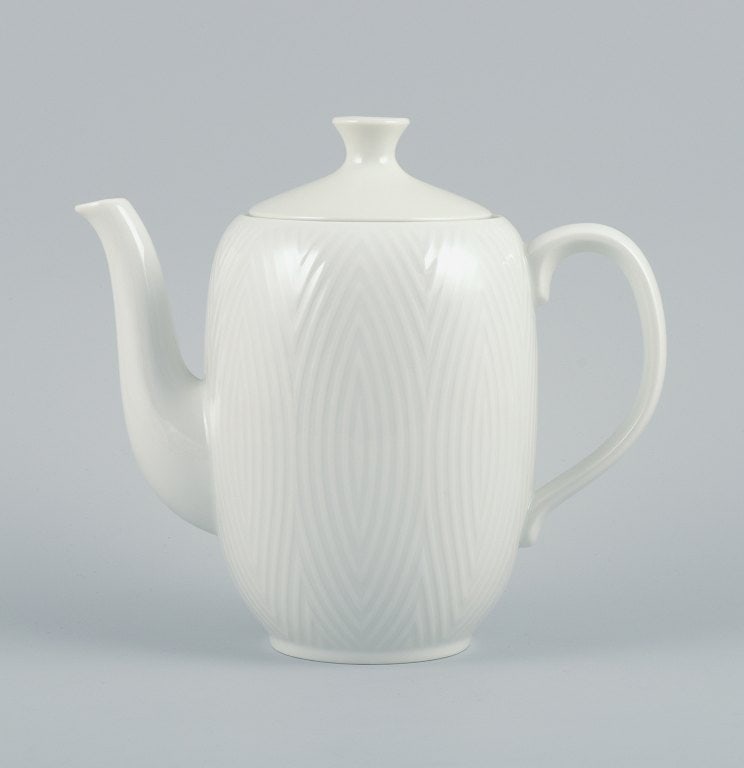 Royal Copenhagen, Salto, coffee pot in white porcelain.: Royal Copenhagen, Salto, coffee pot in white porcelain. 1961. Model 14433. Marked. First factory quality. Perfect condition. Dimensions: H 19.0 x D 19.5 cm. including handle and spout. Reserve: 