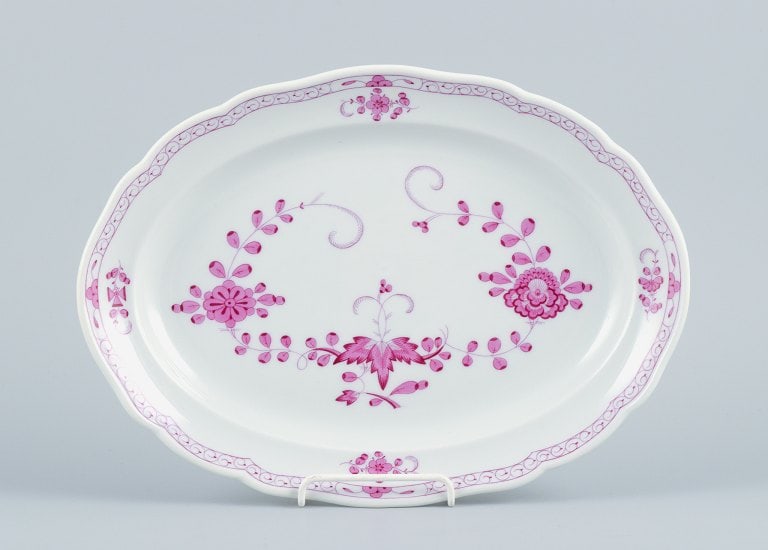 Meissen, Germany, Pink Indian, oval serving dish.: Meissen, Germany, Pink Indian, oval serving dish. Approx. 1900. Marked. Third factory quality. In excellent condition with no signs of use. Dimensions: L 29.0 x W 21.0 x H 3.0 cm. Reserve: $252.00 