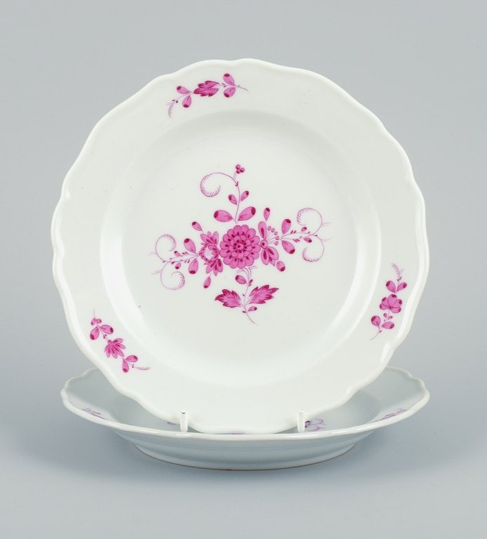 Meissen, Germany, Pink Indian, a set of two plates.: Meissen, Germany, Pink Indian, a set of two plates. Hand painted in high quality Approx. 1900. Marked. Fifth factory quality. In excellent condition with no signs of use. Measurements: D 17.6 cm. 