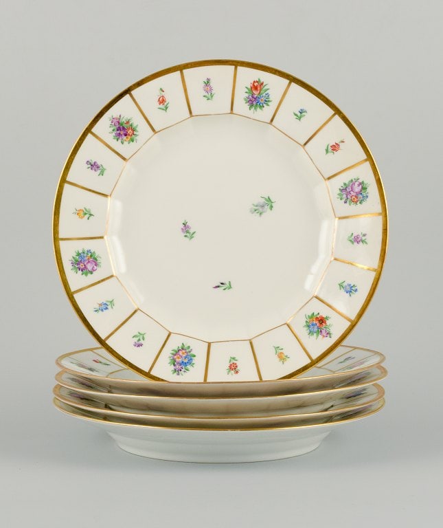 Royal Copenhagen Henriette. Five dinner plates.: Royal Copenhagen Henriette. Five dinner plates. Model No. 444/8549. Measurements: 25.8 cm. In perfect condition. First sorting. Reserve: $700.00 Shipping: Domestic: Shipping rates are determined
