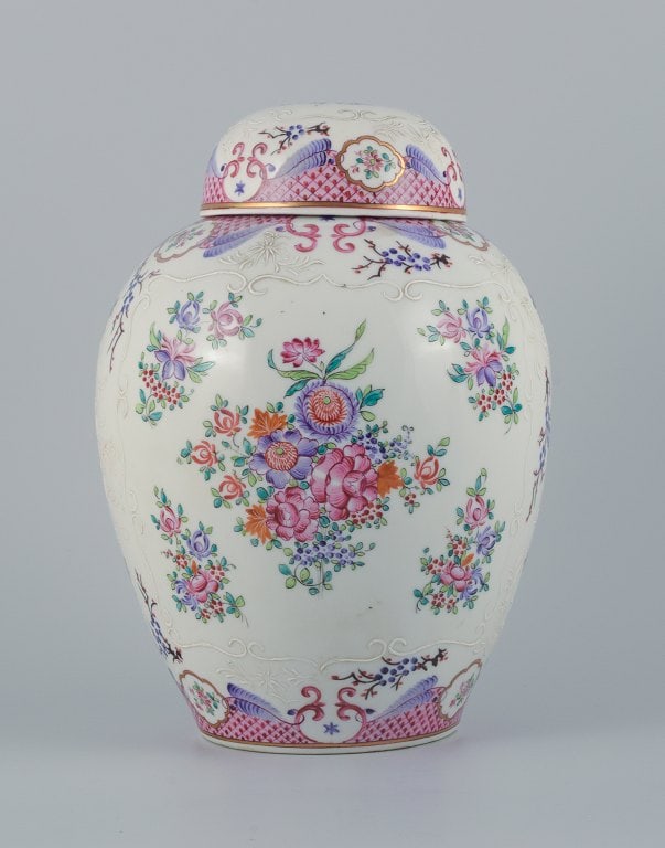 Samson, France, large porcelain lid bojan in oriental style. Hand painted with floral motifs in many - 3