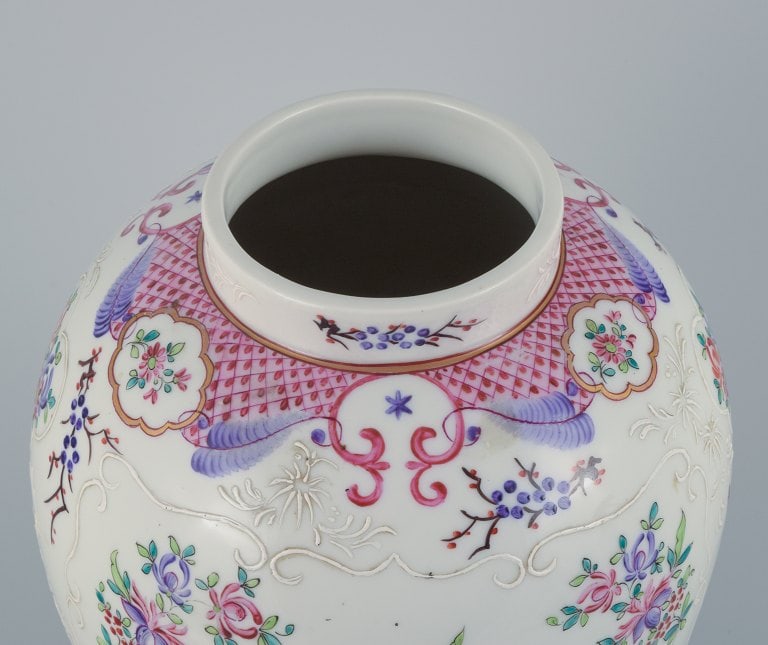 Samson, France, large porcelain lid bojan in oriental style. Hand painted with floral motifs in many - 4