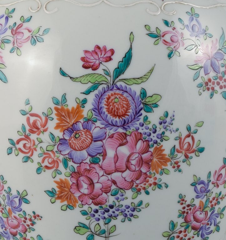 Samson, France, large porcelain lid bojan in oriental style. Hand painted with floral motifs in many - 5