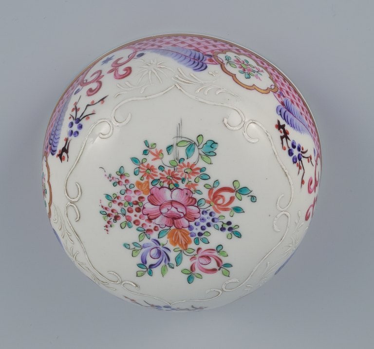 Samson, France, large porcelain lid bojan in oriental style. Hand painted with floral motifs in many - 6
