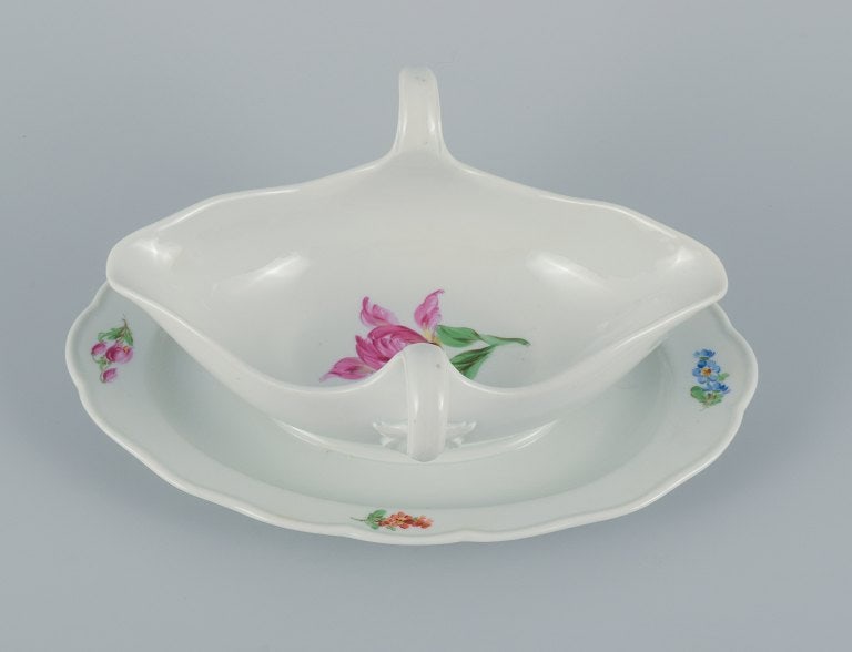 Meissen, Germany, sauce pot on foot hand painted with floral motifs in different colors.: Meissen, Germany, sauce pot on foot hand painted with floral motifs in different colors. Approx. 1900. In excellent condition. Third factory quality. Dimensions: L 25.5 x D 17.0 x H 10.0 cm. 