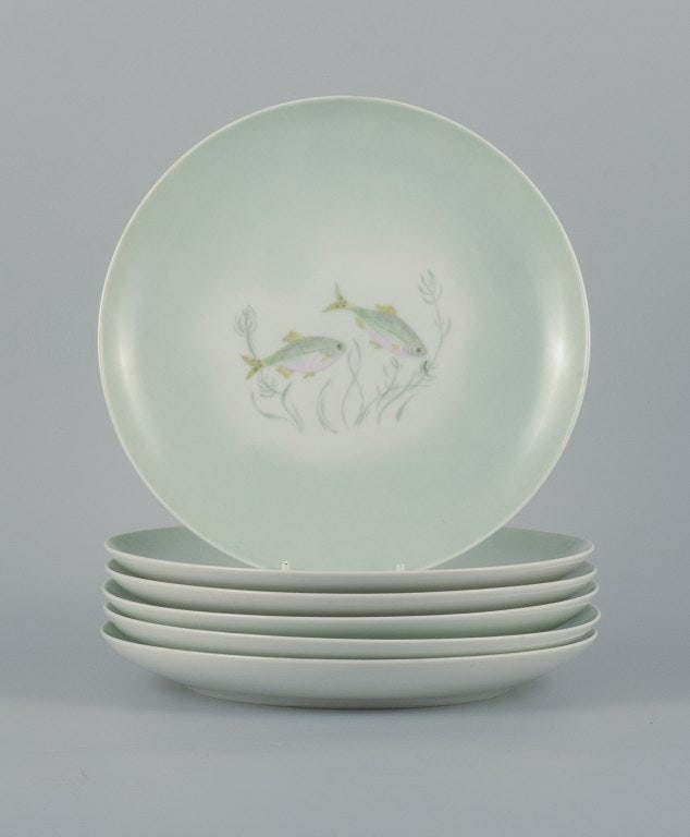 Th. Karlinder for Bing & Grondahl. Six hand-painted dinner plates with fish motifs.: Th. Karlinder for Bing & Grondahl. Six hand-painted dinner plates with fish motifs. 1956. In excellent condition. First factory quality. Marked. Dimensions: D 23.5 cm. Reserve: $350.00 