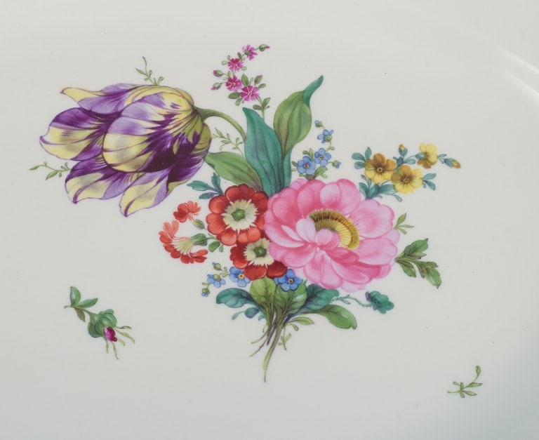 B&G, Bing & Grondahl Saxon flower. Large serving dish decorated with flowers and gold rim. - 3