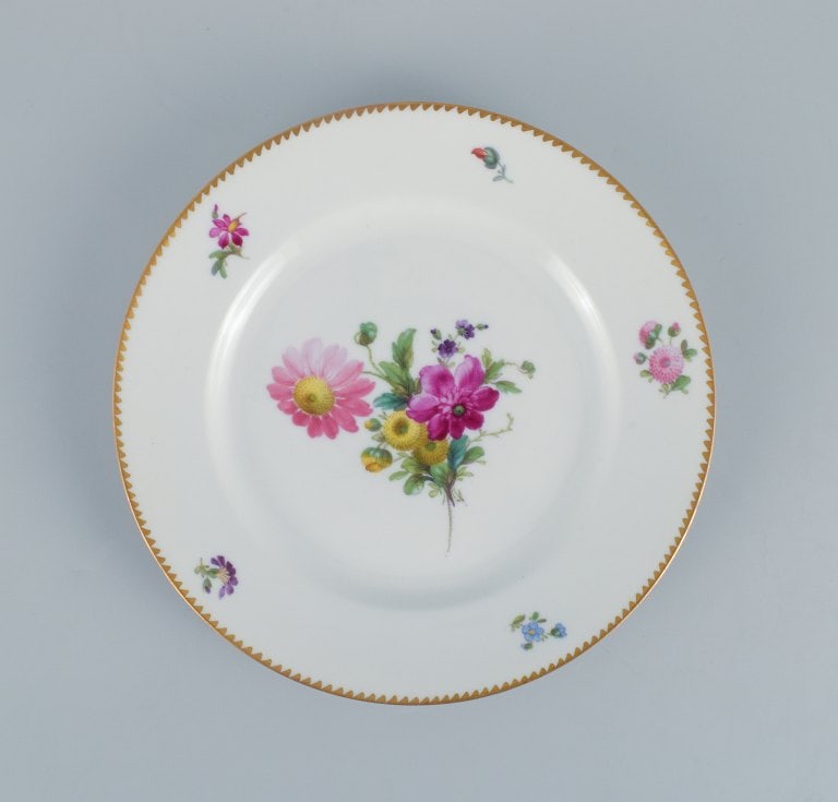 B&G, Bing & Grondahl Saxon flower. Six dinner plates decorated with flowers and gold rim. - 2