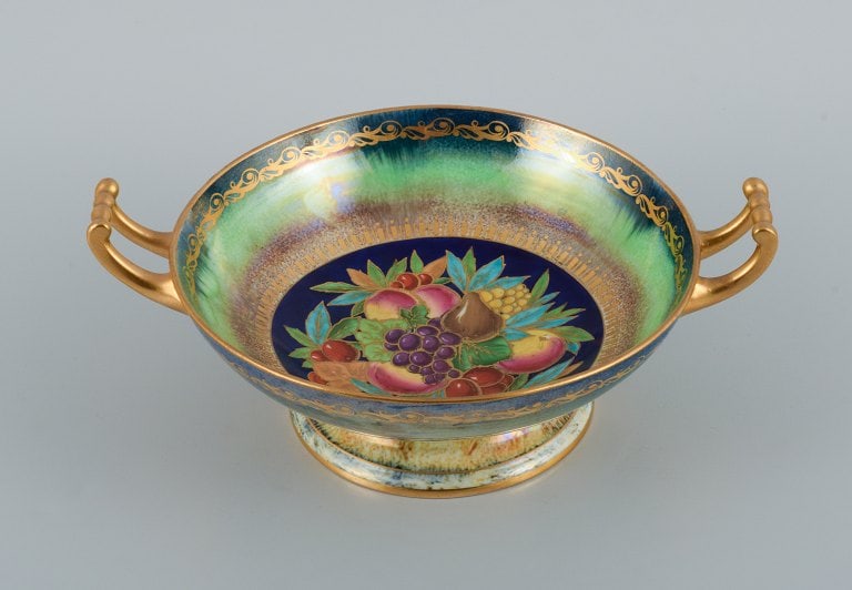 Mintons, England, porcelain bowl with handle. Hand painted with fruits and decorated with gold leaf.: Mintons, England, porcelain bowl with handle. Hand painted with fruits and decorated with gold leaf. 1920s/30s. Marked. In perfect condition. Dimensions: D 21.0 (27 with handle) x H 8.0 cm. Reserve: