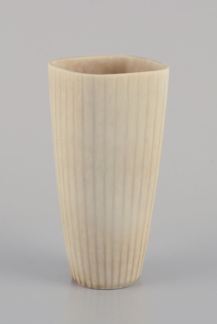 Gunnar Nylund for Rörstrand. Ceramic vase with glaze in light tones. Ribbed design. Mid-20th C.: Title: Gunnar Nylund for Rörstrand. Ceramic vase with glaze in light tones. Ribbed design. Mid-20th C. Description: Gunnar Nylund (1904-1997) for Rörstrand. Ceramic vase with glaze in light