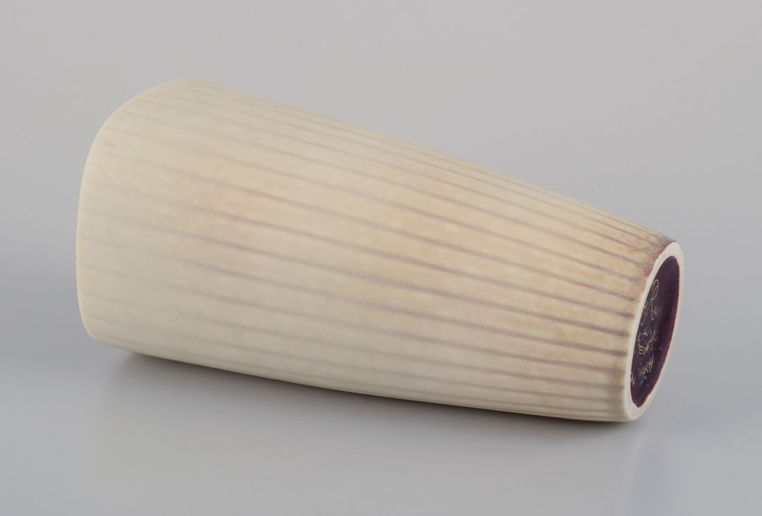 Gunnar Nylund for Rörstrand. Ceramic vase with glaze in light tones. Ribbed design. Mid-20th C. - 7