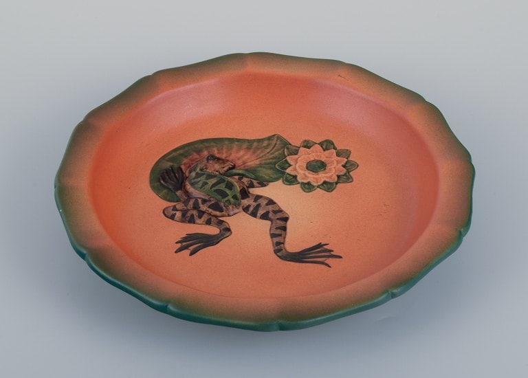 Ipsens, Denmark. Circular dish with frogs in hand-painted glazed ceramic.: Title: Ipsens, Denmark. Circular dish with frogs in hand-painted glazed ceramic. Description: Ipsens, Denmark. Circular dish with frogs in hand-painted glazed ceramic. Model number 122. Approximately